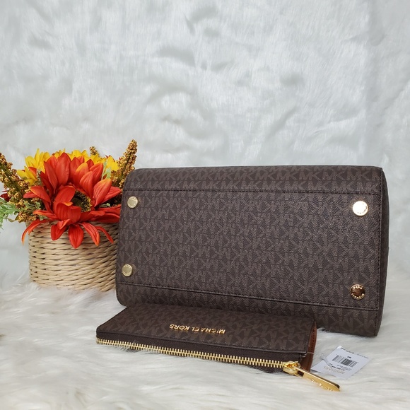 🔥SALE🔥 Michael Kors Hayes Duffle and Wallet Set - Picture 7 of 7